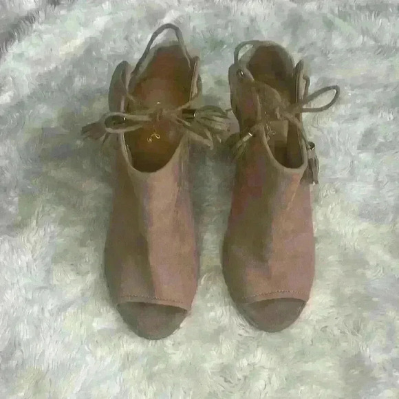 Qupid tan faux suede, peep toe, block heel woman’s size 7.5 - Picture 3 of 4